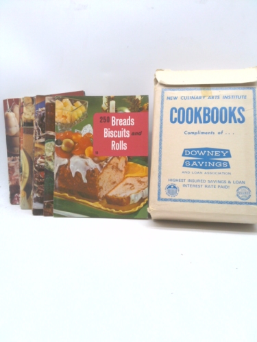 250 Breads, Biscuits & Rolls Cookbook. Pamphlet #19....What to Know Before You Start; Quick Breads; Coffee Cakes, Muffins, Popover
