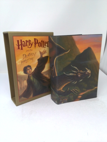 Harry Potter and the Deathly Hallows (Book 7) (Deluxe Edition)